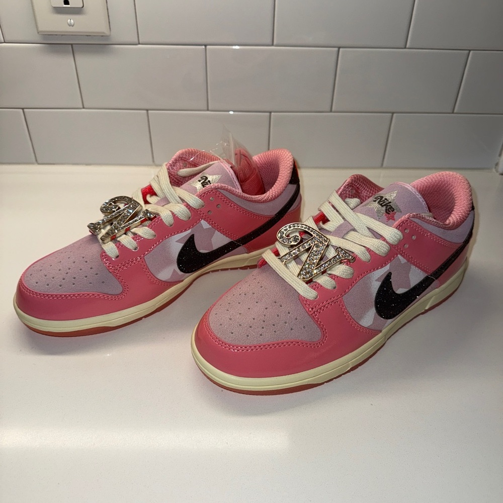 Nike Dunk Low LX
Barbie (Women's)